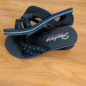 Sketchers yoga foam sandals size 9